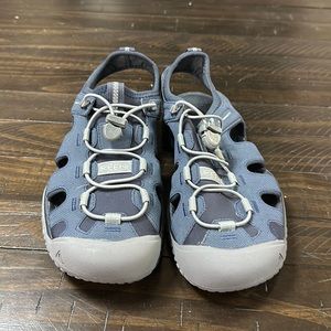 KEEN men’s closed toe water shoe in Size 8 men’s.